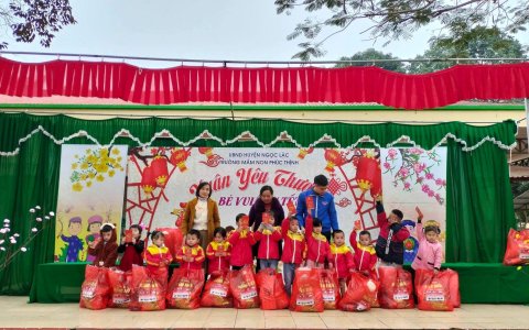 Đoàn xã Tổ chức tặng quà cho các em học sinh có hoàn cảnh khó khăn trên địa bàn xã Phúc Thịnh nhân dịp Tết Nguyên Đán Quý Mão năm 2023